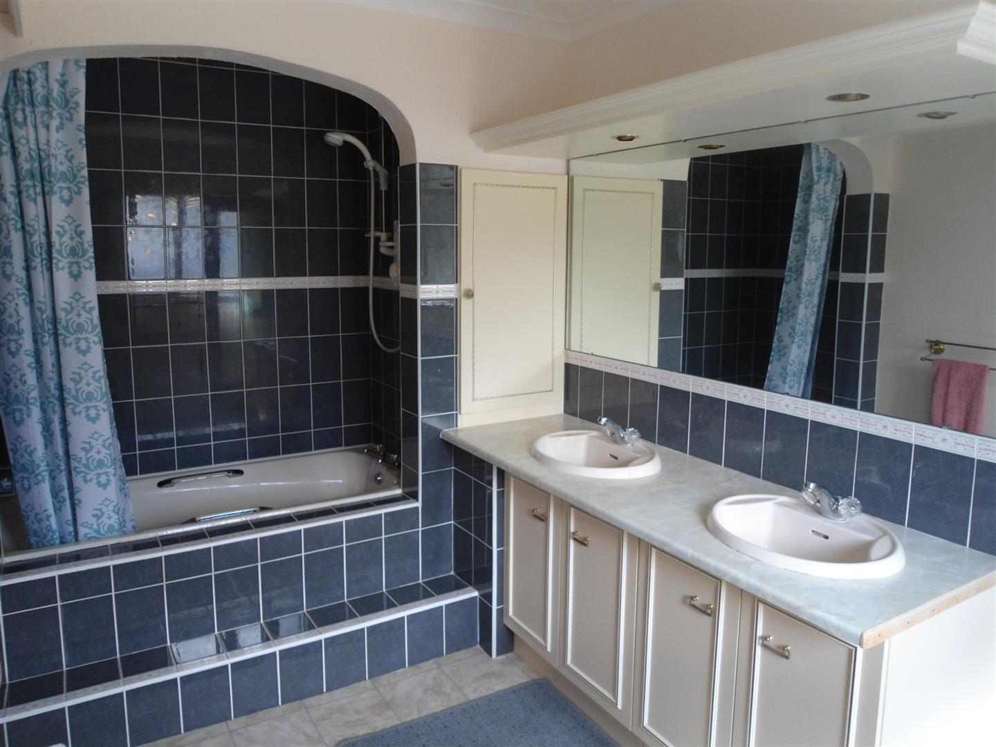 EN SUITE BATHROOM